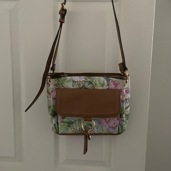 Brand new   Never used    Smoke free home    Colorful  perfect for spring - Picture 1 of 4